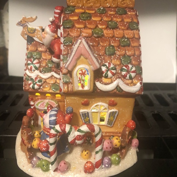 Christmas Candy Cane House - Picture 3 of 4